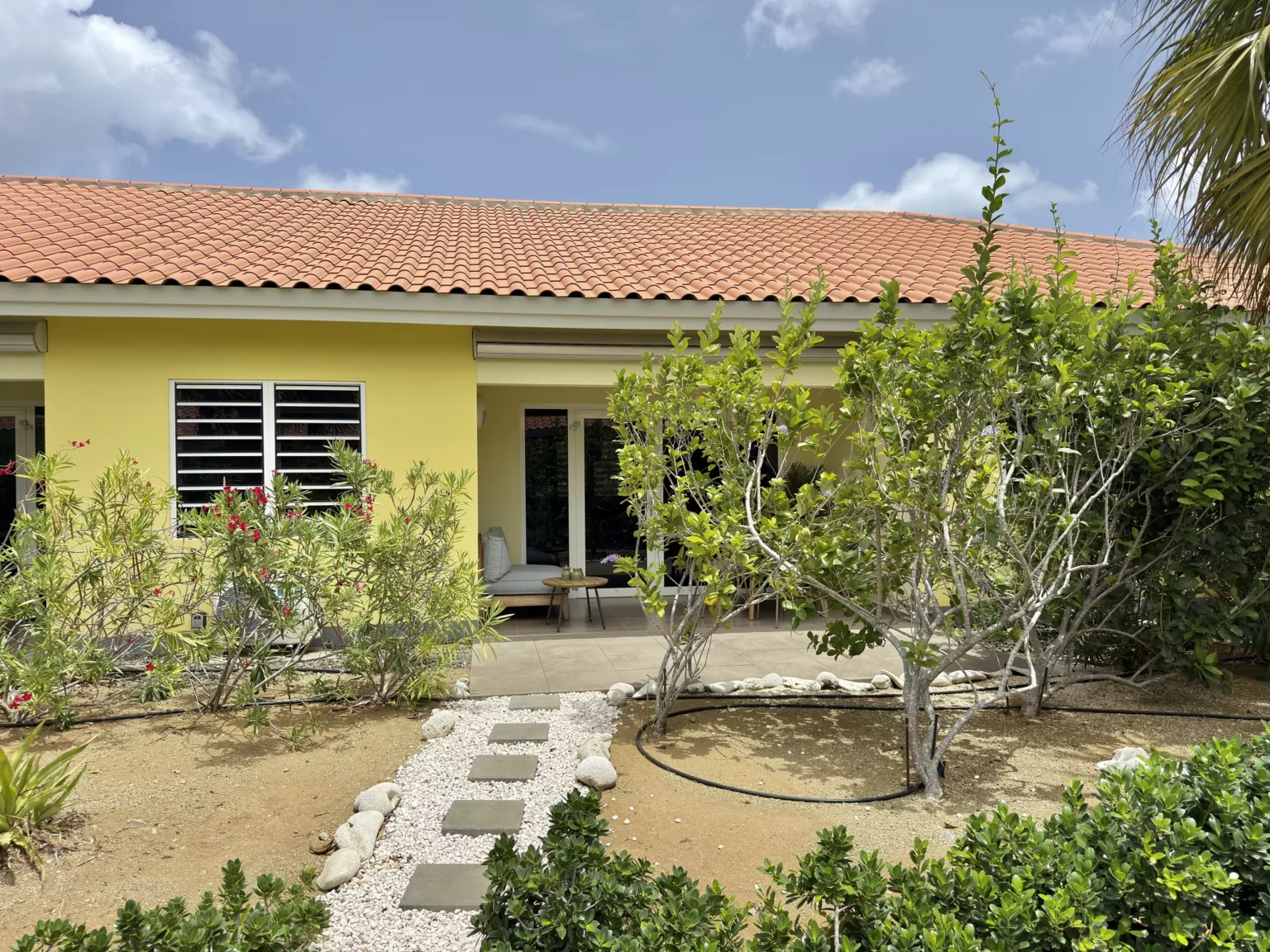 Overdekt privéterras van Casa Uthando met ochtendzon op Blije Rust 1 resort