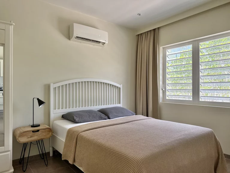 2e Slaapkamer van Casa Uthando met tweepersoonsbed, airconditioning en kledingkast