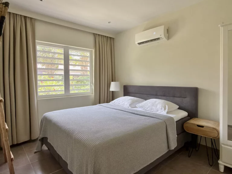 Slaapkamer van Casa Uthando met luxe boxspring, airconditioning en kledingkast