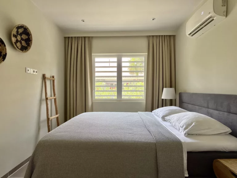 Slaapkamer van Casa Uthando met luxe boxspring, airconditioning en kledingkast